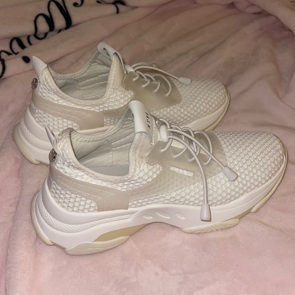 Women’s steve madden sneakers size 9